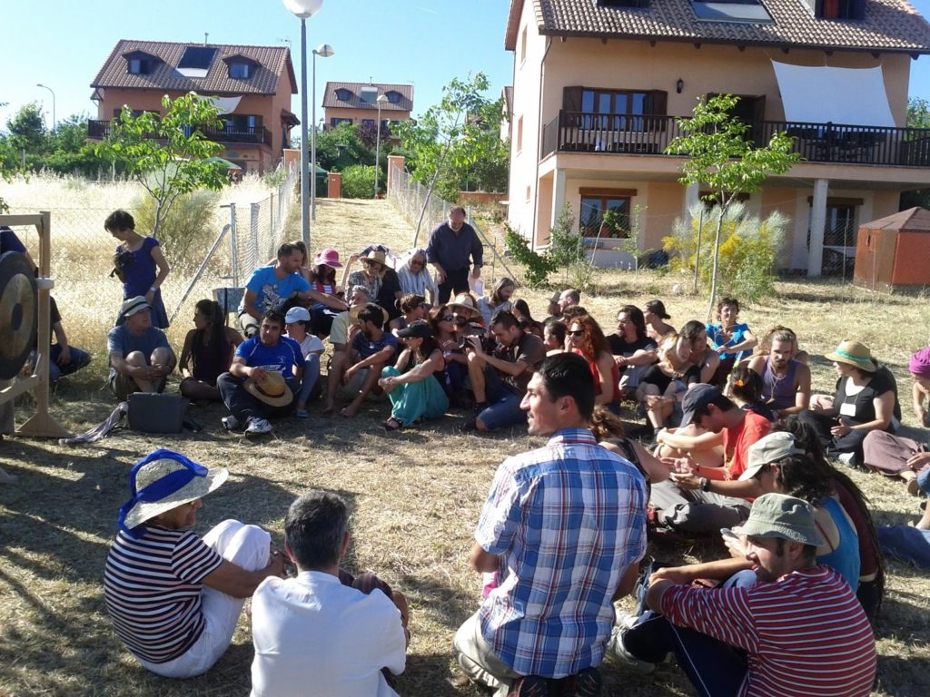 Habitantes de la ecoaldea se juntan para dar clases de educación medioambiental