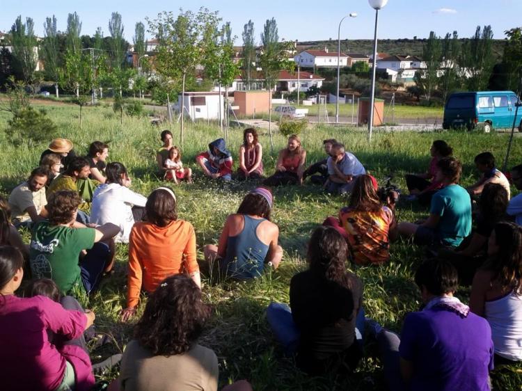 Habitantes de la ecoaldea se juntan para dar clases de educación medioambiental
