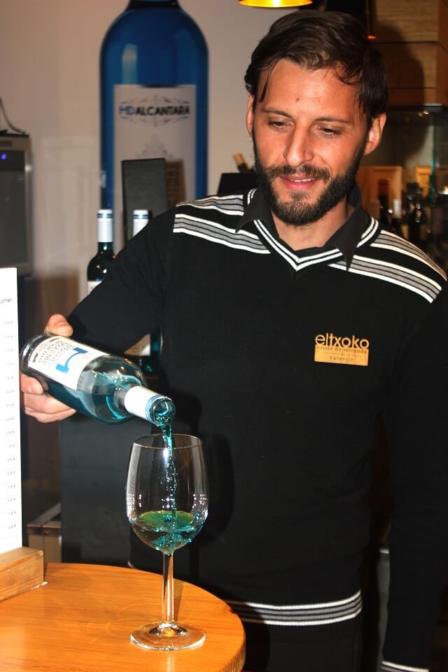Soumellier Valentín Giurca sirviendo una copa de vino azul/Variaciónxxi