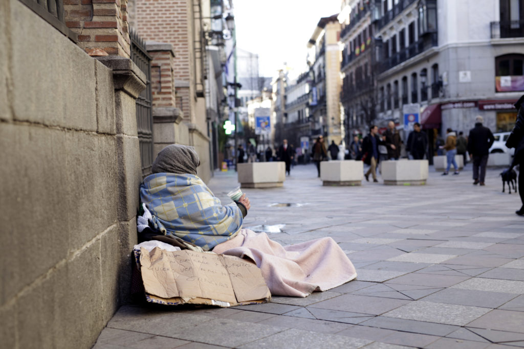 sin techos, mendigo, Madrid, limosna, sin hogar, indigente, pobre, calle, frio, Sol, Plaza mayor