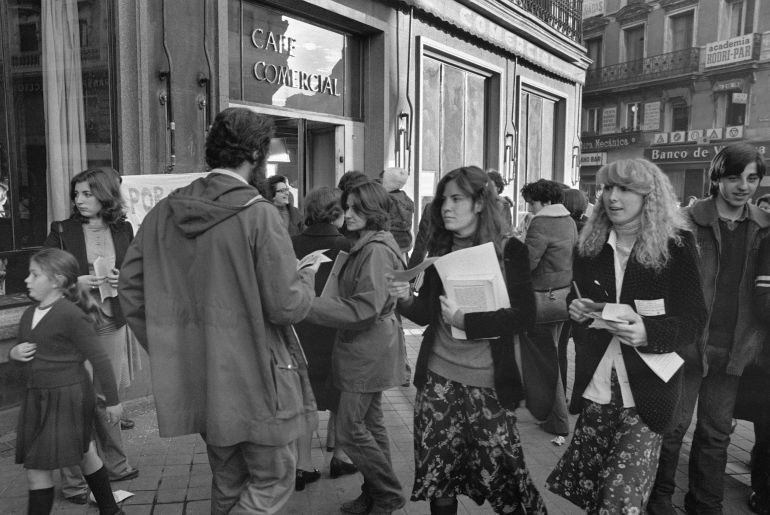 Representantes de numerosas asociaciones feministas en 1977 repartiendo propaganda para la legalización de los métodos anticonceptivos. / EFE