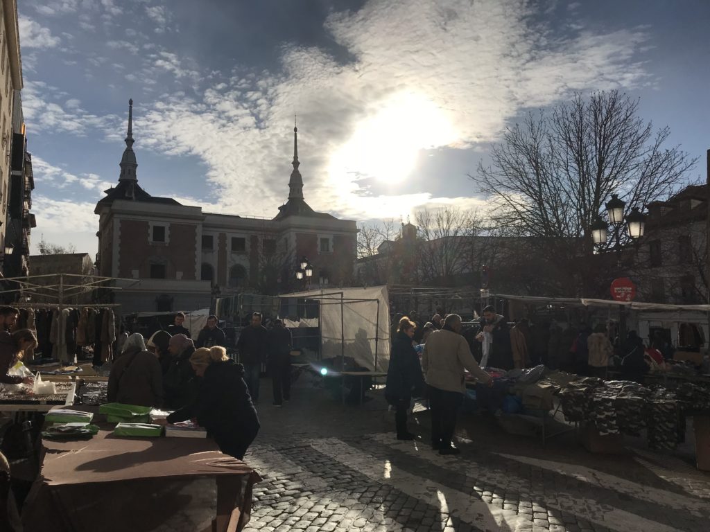 Día soleado en el Rastro madrileño