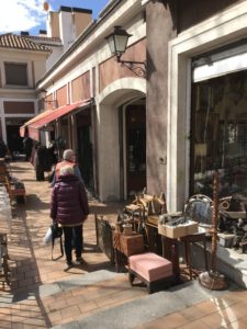 Entrada de una tienda de antigüedades anexa al Rastro