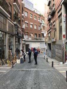 Agentes pidiendo la licencia a unos comerciantes en el Rastro madrileño