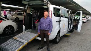 Taxista frente a su vehículo en la guerra de los transportes