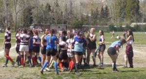 Equipos femeninos celebrando el final del partido