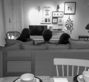 Tres jóvenes en el sofá
