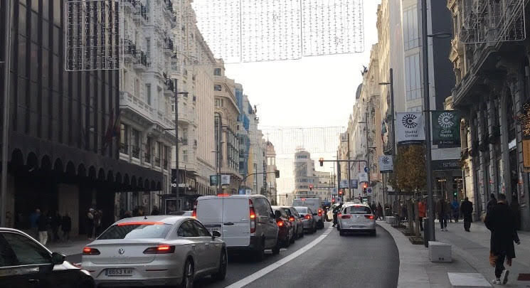 Para contribuir a la lucha contra el cambio climático, se ha implantado en la capital española una nueva normativa de tráfico con su inicio este noviembre.