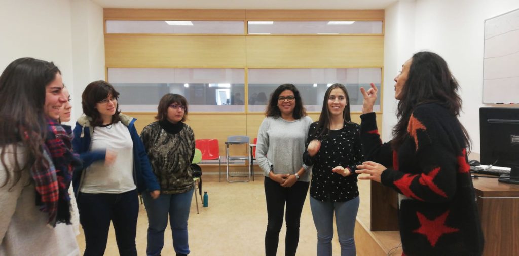 Gloria Fernández y Mari Carmen González charlan con Variación XXI sobre la lengua de signos. Ambas son amigas y profesoras del Centro Superior de Idiomas Modernos de la Universidad Complutense de Madrid (https://idiomascomplutense.es).
