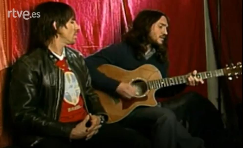 Anthony Kiedis y John Frusciante de Red Hot Chili Peppers para un reportaje de Música sí en 2003