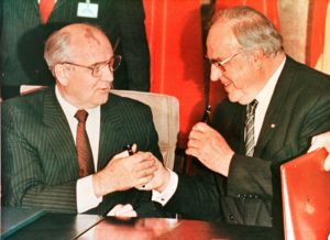 Caída del Muro, Muro de Berlín, Reunificación alemana, Soldados sobre el muro de Berlín, El Independiente, Santiago Martínez Arias, Democratización, Europa Oriental, DDR, Alemania Oriental, Gorbacho y Helmuth Kohl. Bonn 1989