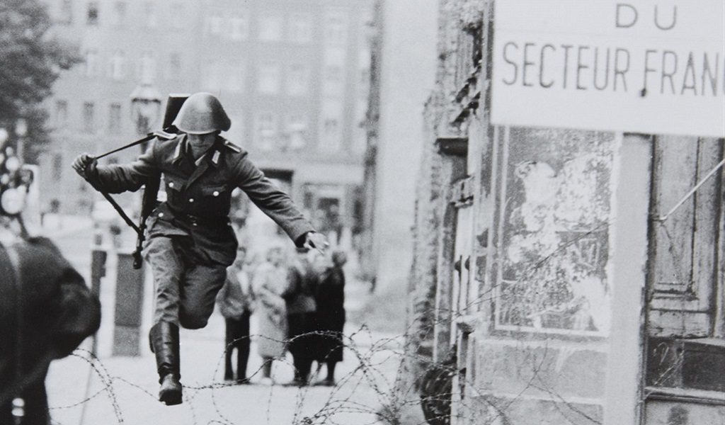 Caída del Muro, Muro de Berlín, Reunificación alemana, Soldados sobre el muro de Berlín, El Independiente, Santiago Martínez Arias, Democratización, Europa Oriental, DDR, Alemania Oriental, Soldado Conrad Schumann