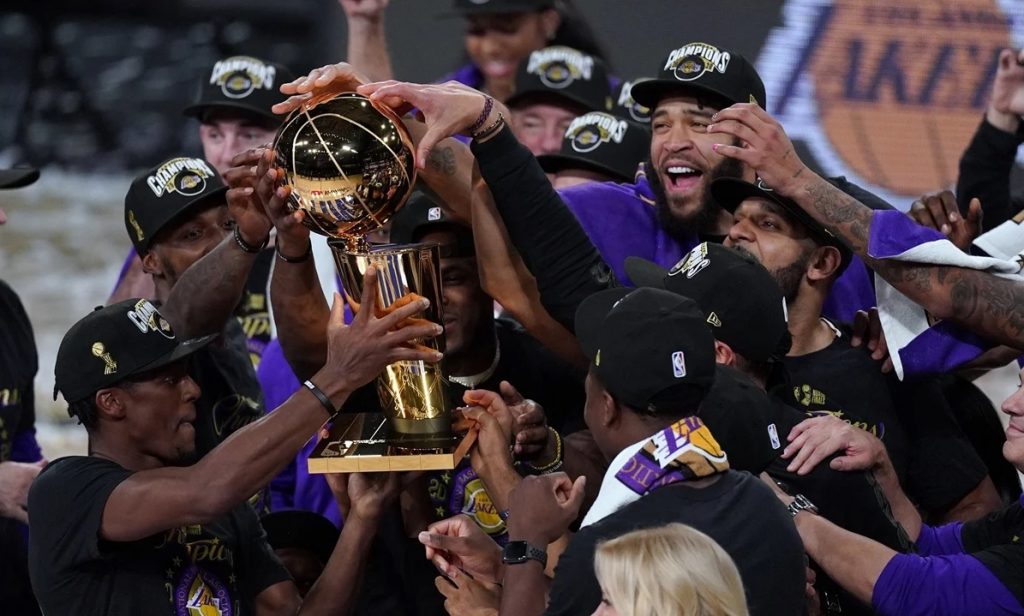 Los Lakers celebran el anillo más complicado de la NBA