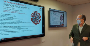 profesor dando clase durante la pandemia del Coronavirus en la Universidad Europea