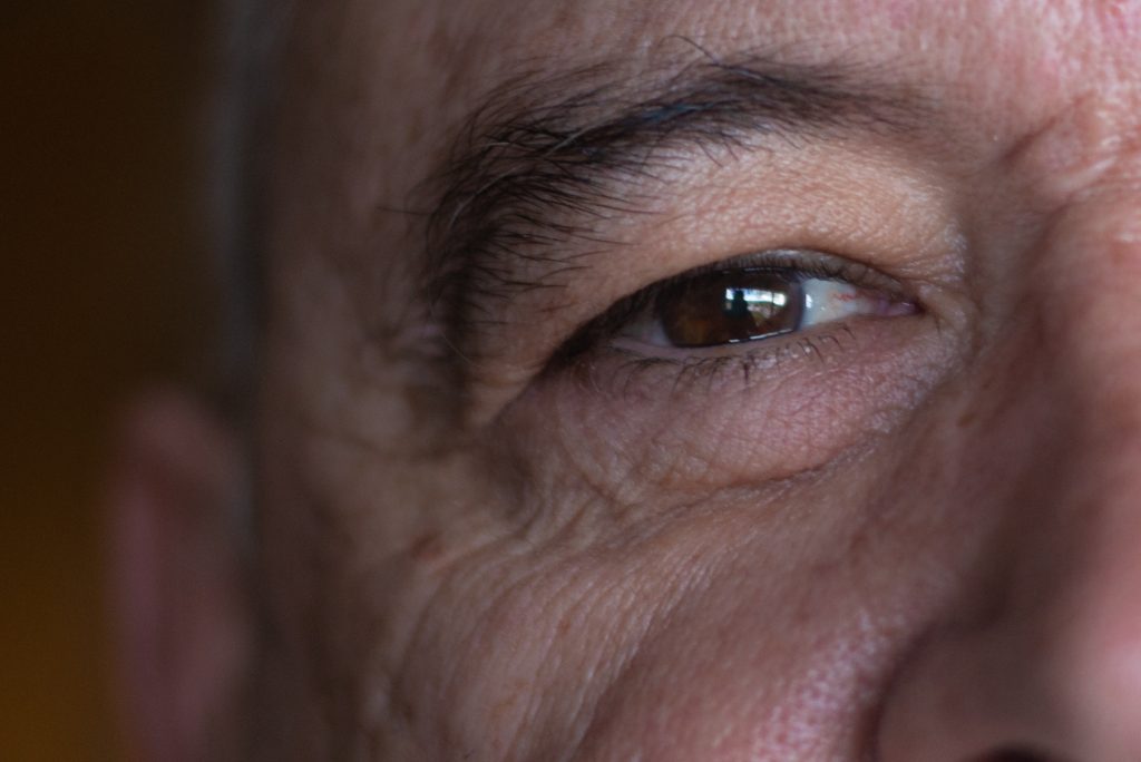 La creación de esta retina artificial contrarrestaría la perdida de visión causada por la DMAE. Miguel Á. RIte