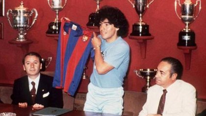 Maradona cuando fichó por el Barcelona