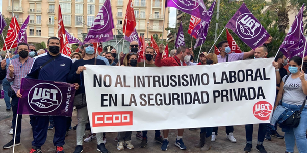 Concentración CCOO y UGT contra el intrusismo laboral en la seguridad privada/El Foro de Ceuta