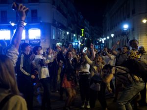 "El fin del estado de alarma se celebra en la calle con cervezas y al grito de libertad", El Confidencial