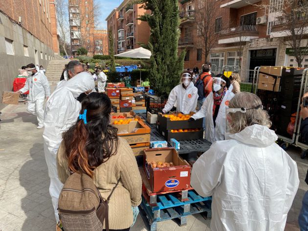 Ofrenda de alimentos a los desfavorecidos en Madrid