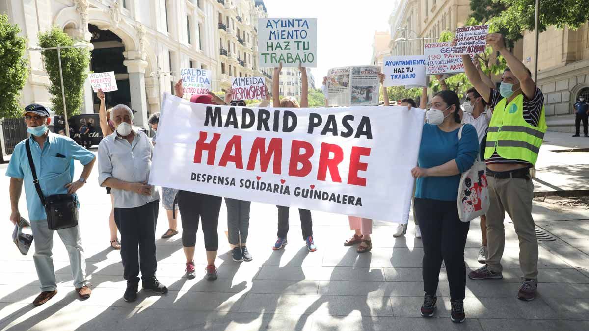 Un grupo de personas protestan debido a las pocas ayudas alimentarias durante la pandemia de la covid-19 en Madrid