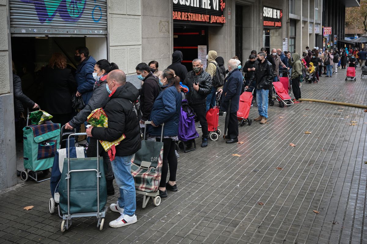 Largas colas en Madrid para conseguir comida para las Navidades