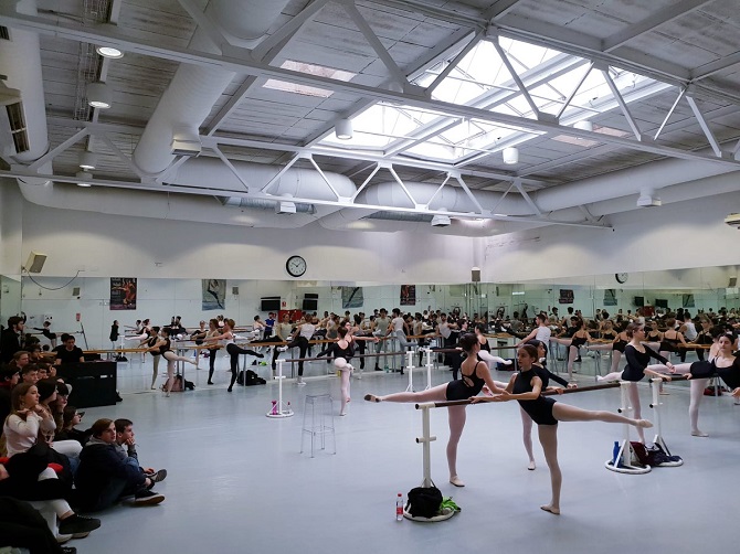 Alumnos en clase de ballet de la Escuela de Víctor Ullate