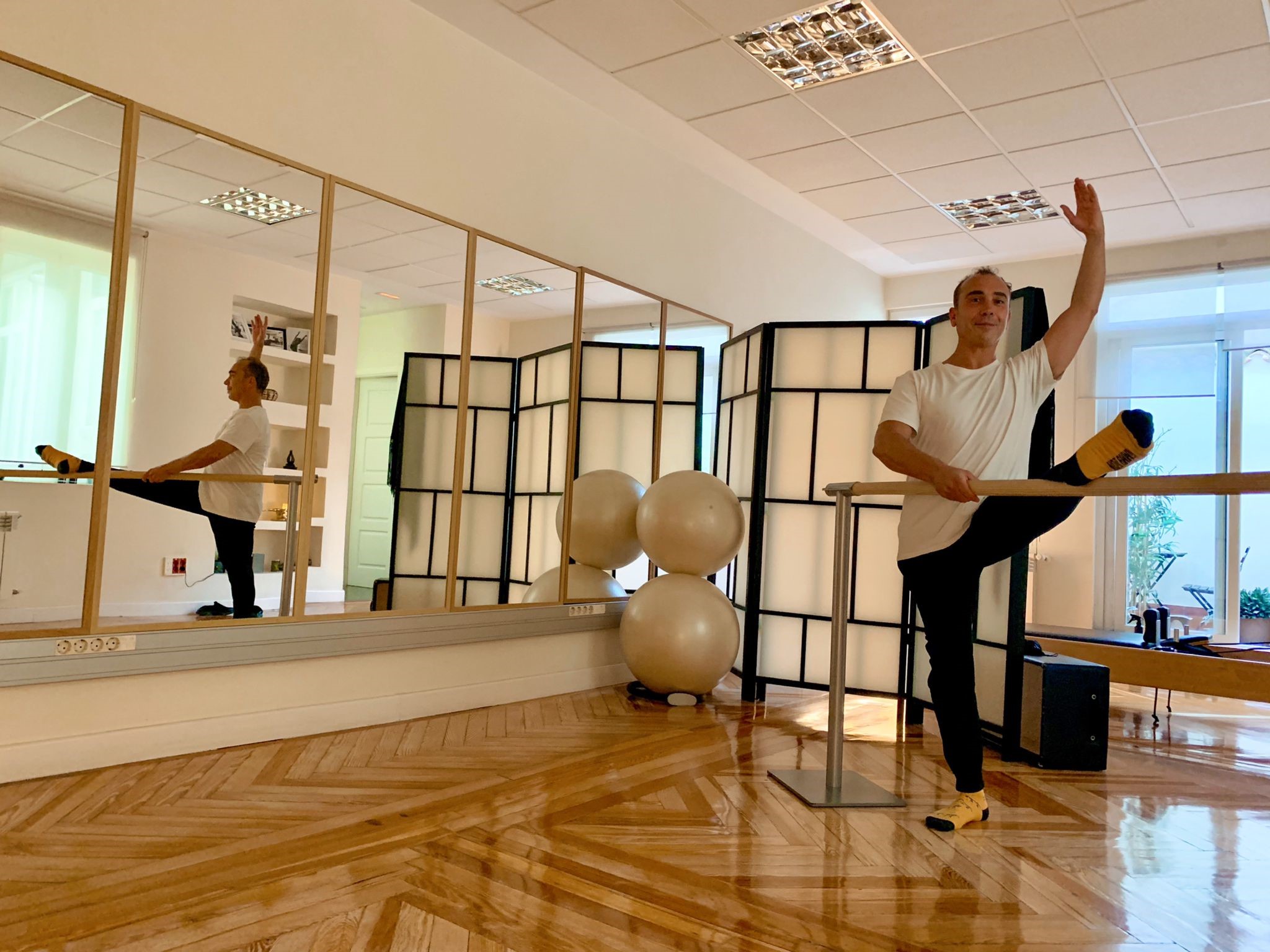 Álvaro Galiacho entrenando en su estudio privado de pilates.