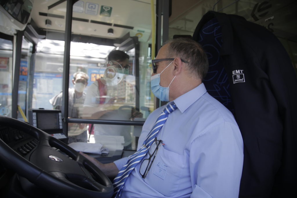 Conductor de la EMT revisando los bonos, tickets y mascarillas en su propio autobús
