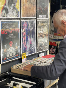 Hombre mirando discos