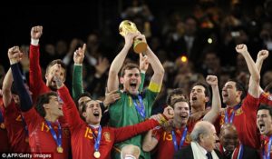 Iker Casillas levantando la copa del mundo en 2010 tras el partido contra Países Bajos