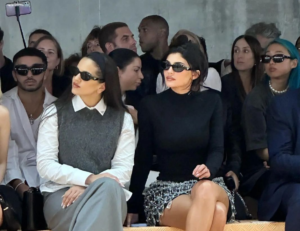 Rosalía y Kylie Jenner en el front row del desfile de Prada en París (2023)