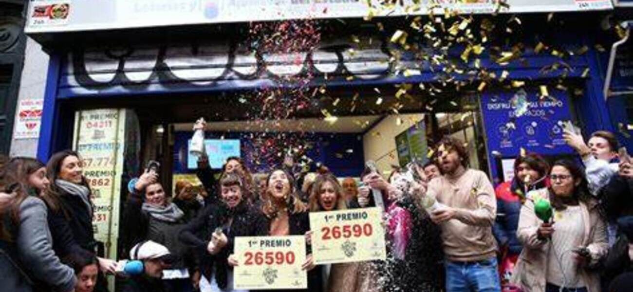 Personas celebran el primer premio de la Lotería de Navidad