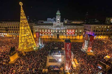 La Puerta del Sol abarrotada durante las campanadas para dar la bienvenida al 2015