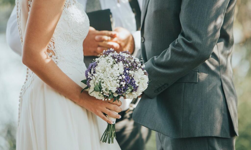 boda-matrimonio-amor-pareja-beso-flores-ramo-traje