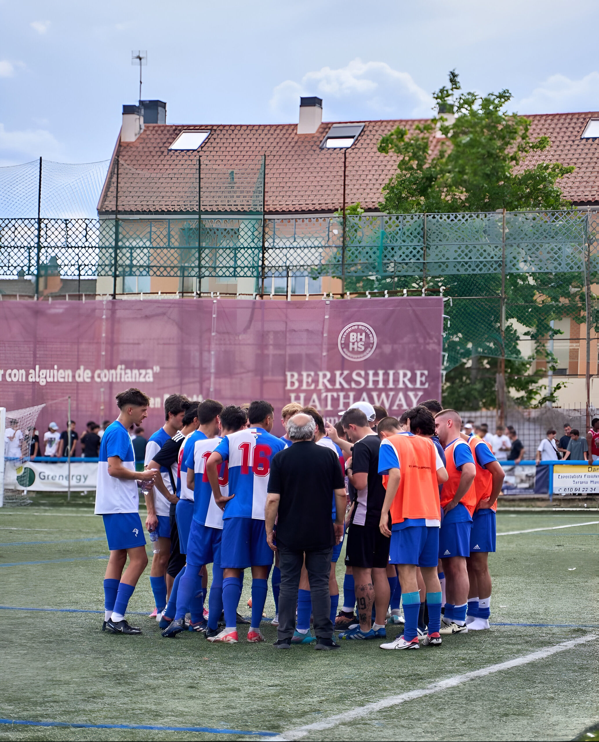 Pertenecer a un equipo del fútbol modesto significar luchar constantemente, en el campo y fuera de él