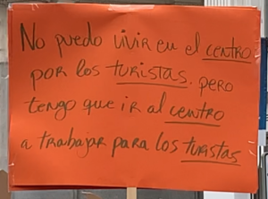 Una pancarta de protesta contra la llegada de los turistas y el impacto que tienen en la vivienda. 