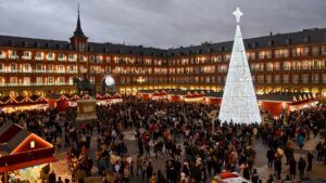 La Plaza Mayor de Madrid en Navidad, abarrotada de gente por el marcado navideño