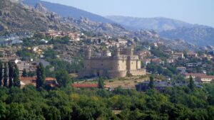 Una vista desde lejos al Castillo de Manzanares el Real, situado en la sierra de Madrid. 