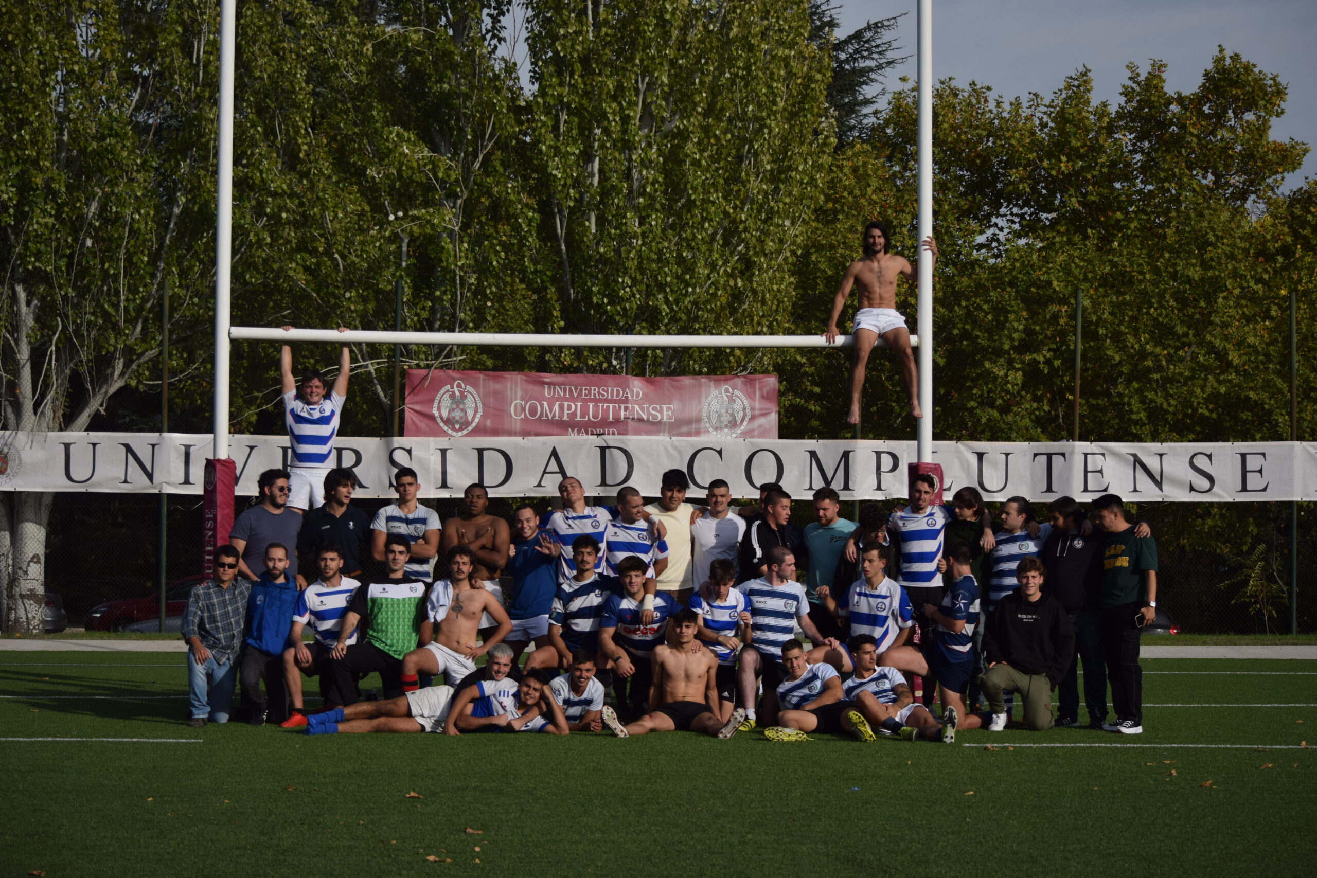 El equipo de rugby de la Facultad de Ciencias de la Información se hace una foto tras una gran victoria