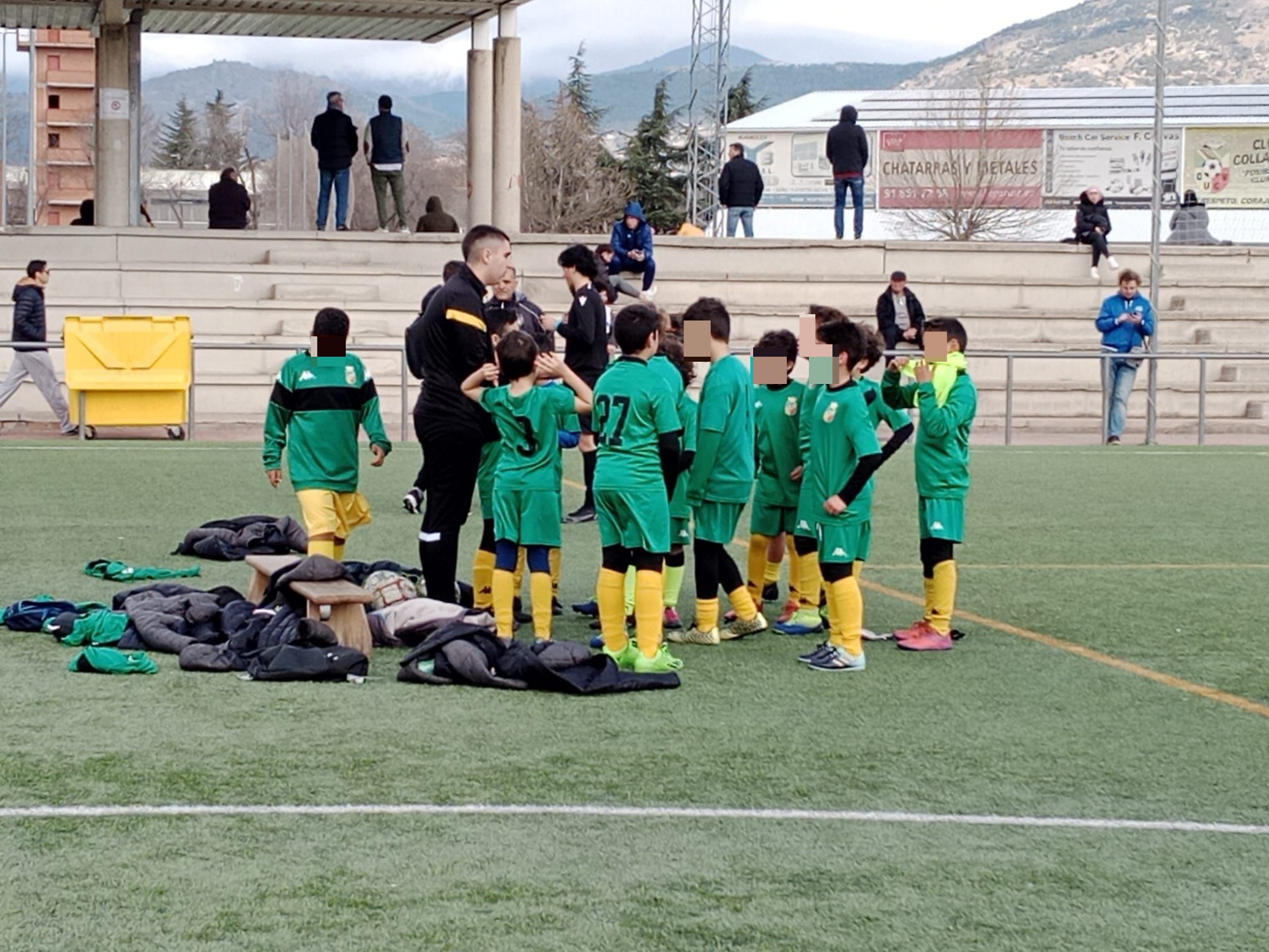 Entrenador, niños, equipo, fútbol base