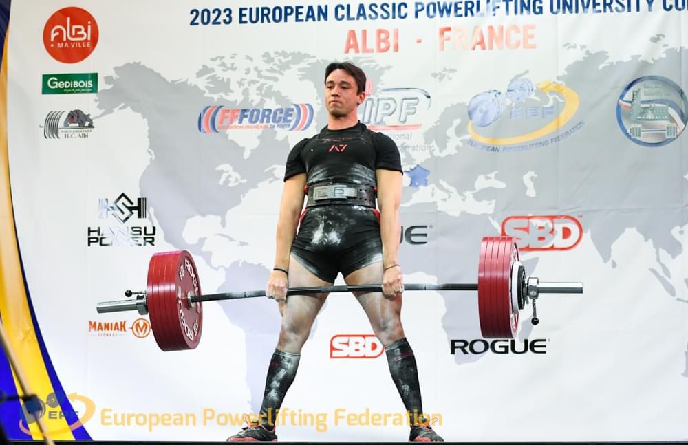 El atleta powerlifter Mario Gracia levanta 292kg en el ejercicio de peso muerto para alzarse con el tercer puesto en la competición europea de powerlifting.