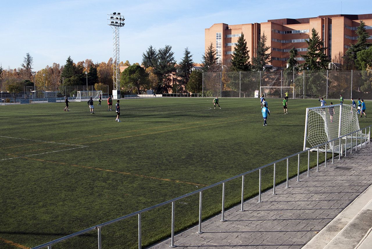 Las instalaciones de Paraninfo albergan gran número de partidos de fútbol, ​​tanto recreativos como competitivos a nivel institucional.