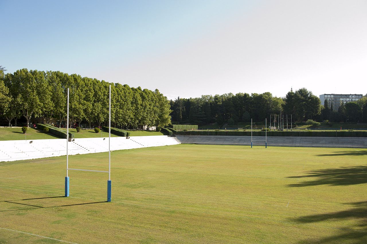 El estadio central de la complutense descansa su césped y recupera el verde alegre y brillante antes del comienzo de la temporada.