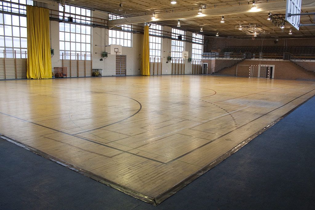 Pistas de baloncesto, fútbol sala y voleibol en superficie de parque, Universidad Complutense.