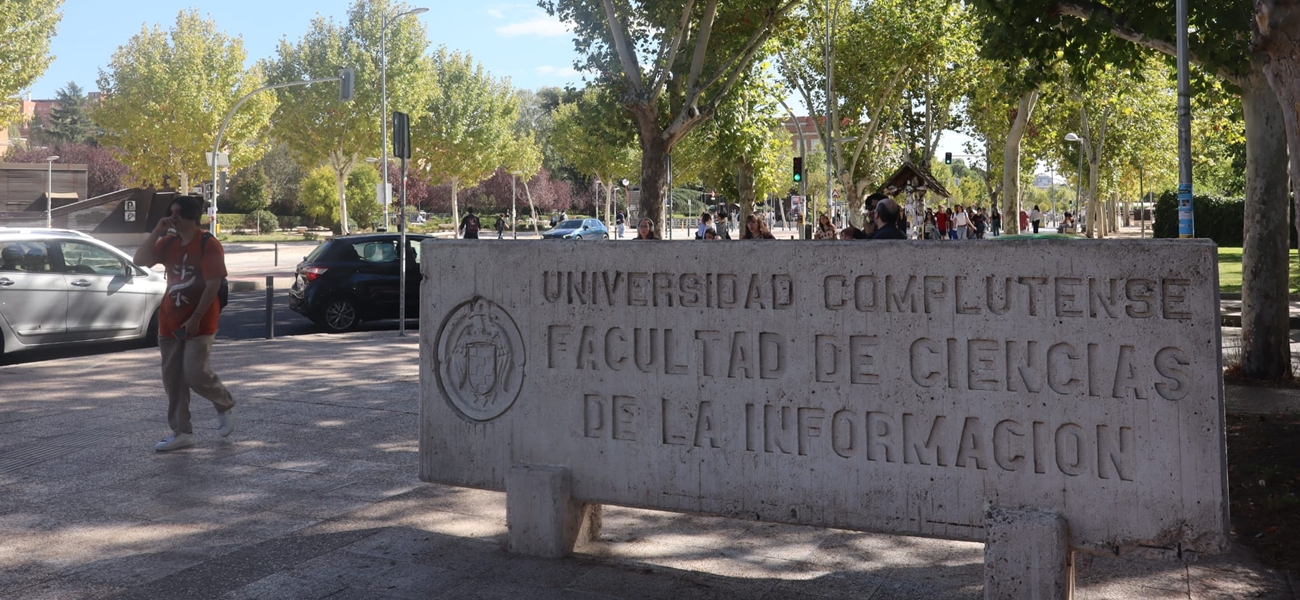 Grabado en piedra de la Facultad de Ciencias de la Información de la UCM