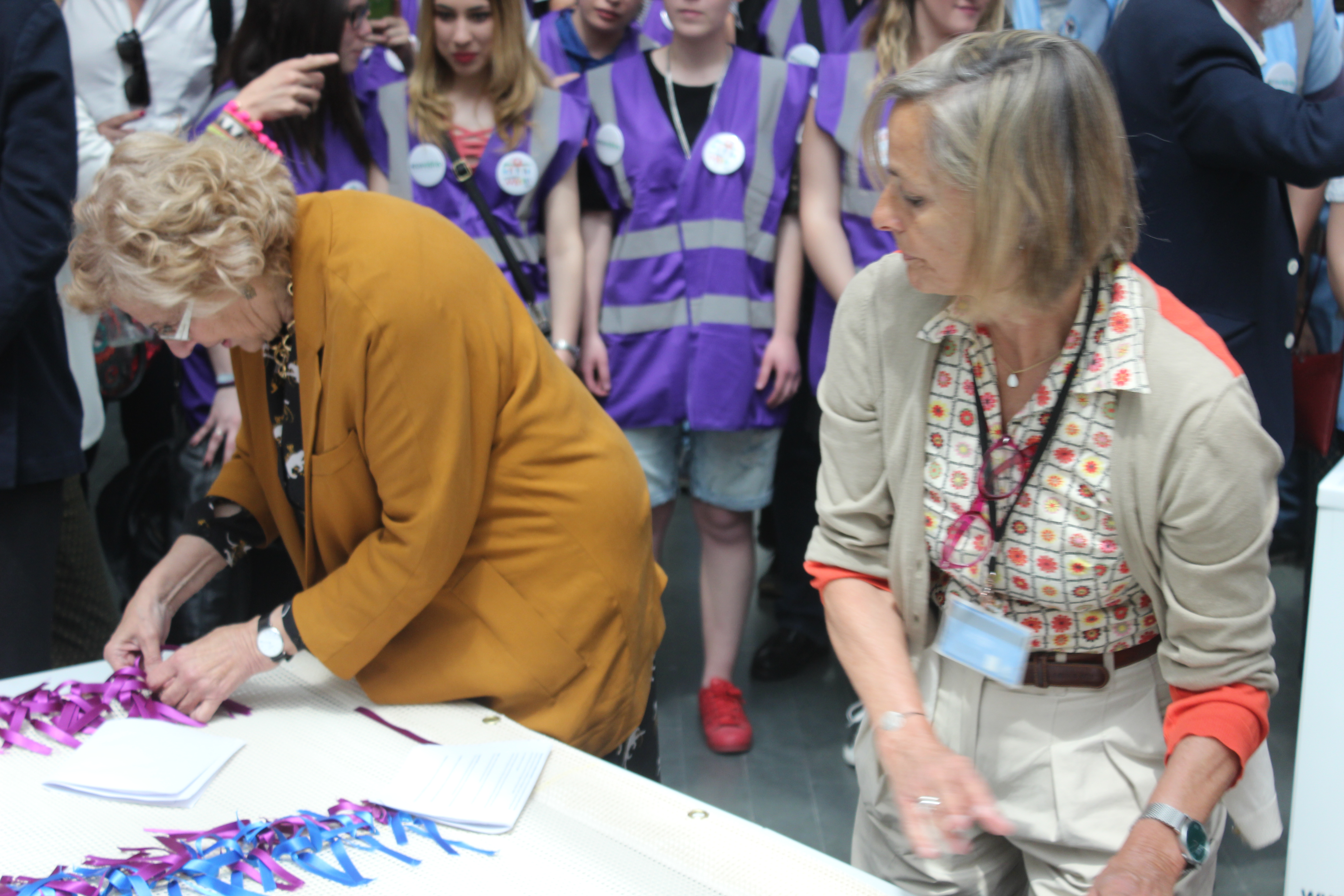 Manuela Carmena haciendo la bandera