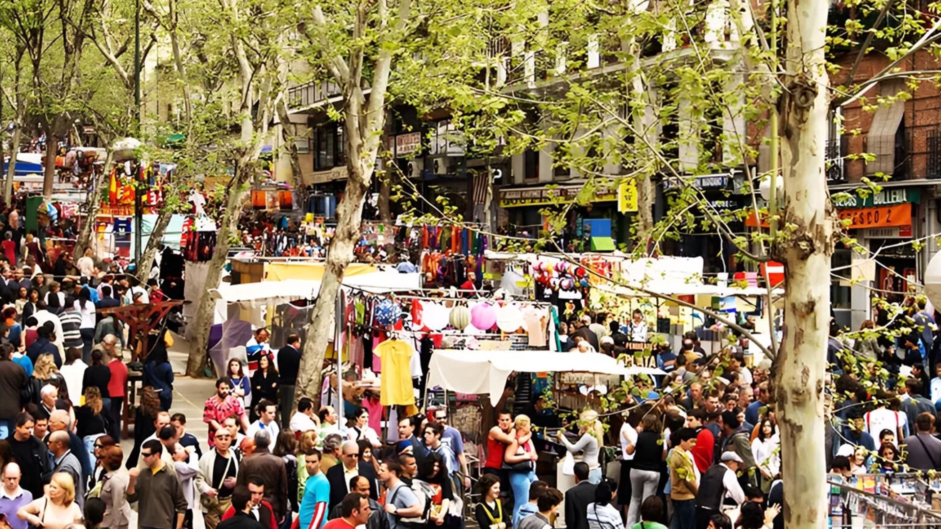 Rastro de Madrid. Madrid. Visitantes al Rastro de Madrid. Plano General