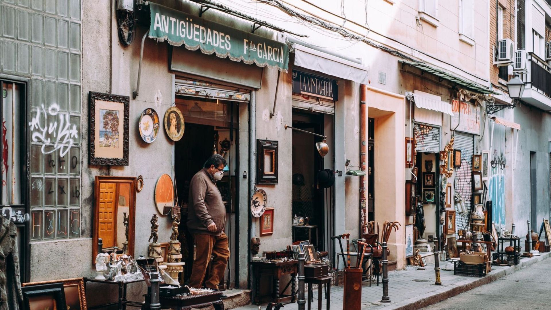 Rastro de Madrid, antigüedades, hombre, domingo, Madrid