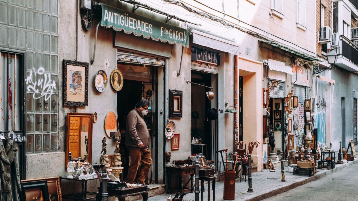 Rastro de Madrid durante una jornada de Domingo. Tienda de antigüedades.