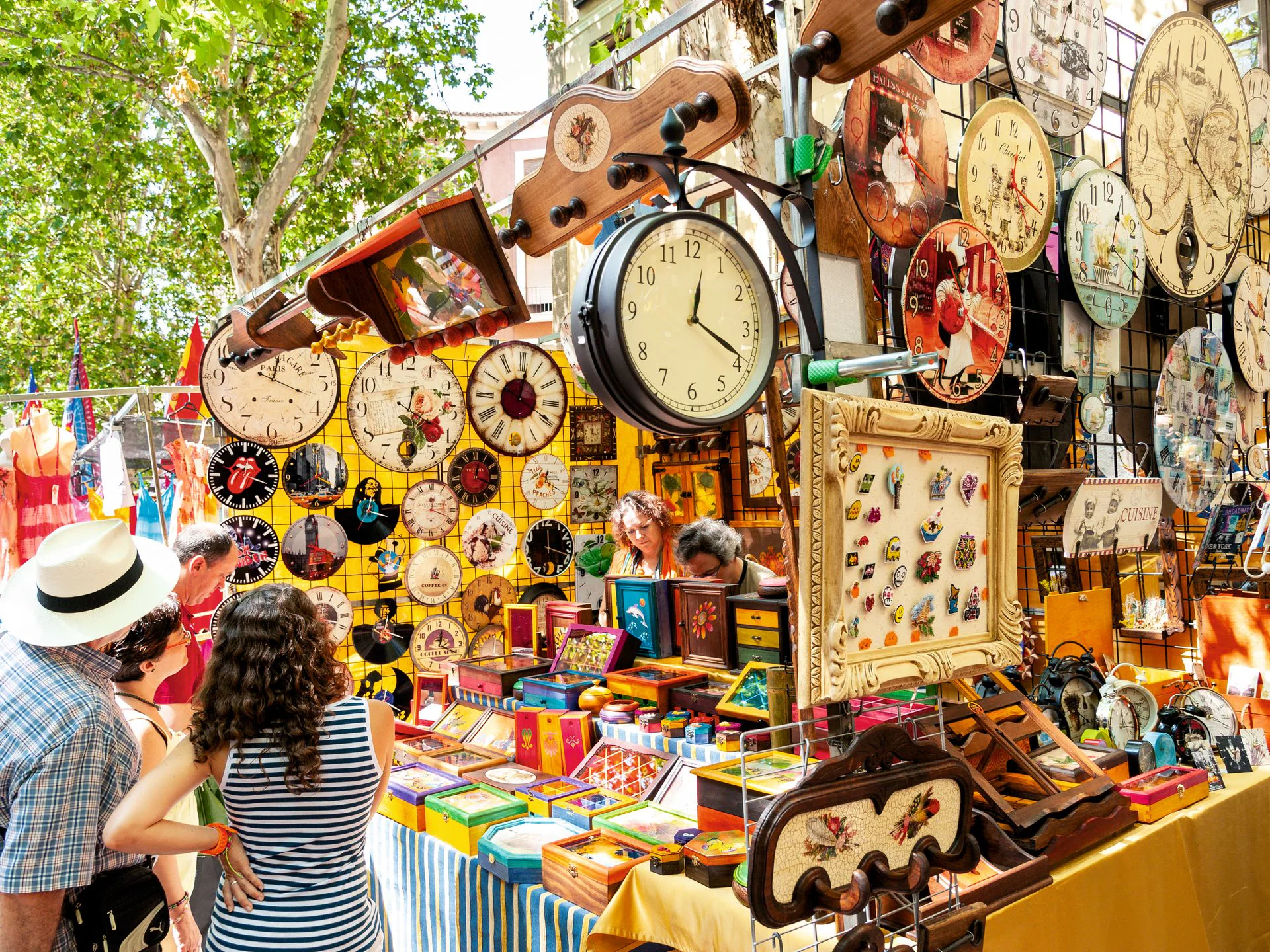 Rastro de Madrid durante la jornada de domingo.